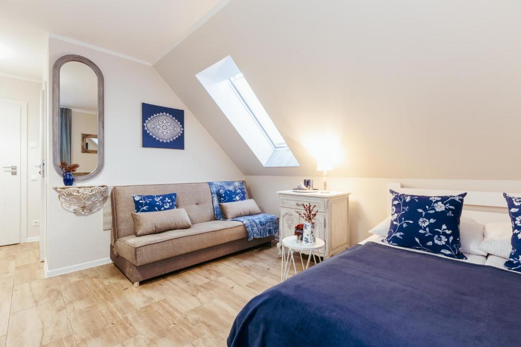 Postel nebo postele na pokoji v ubytování APARTEMENTY ''WERANDA'' z ogrodem w centrum