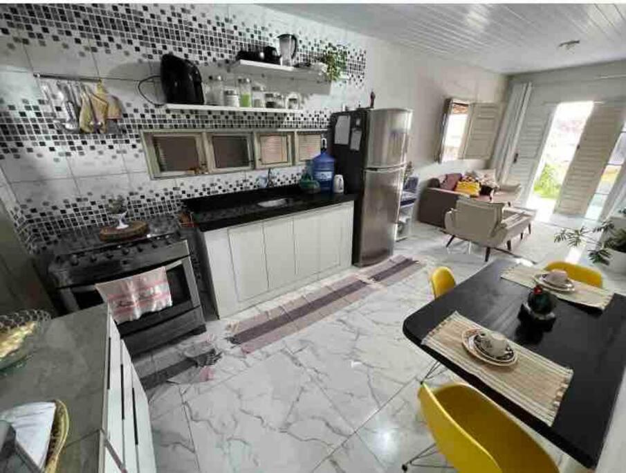Virtuvė arba virtuvėlė apgyvendinimo įstaigoje Aconchegante e charmosa
