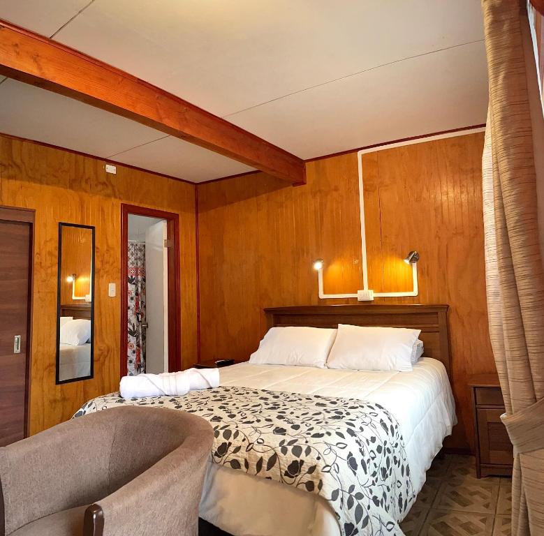 1 dormitorio con cama y bañera en Entre Montañas, en Hornopirén