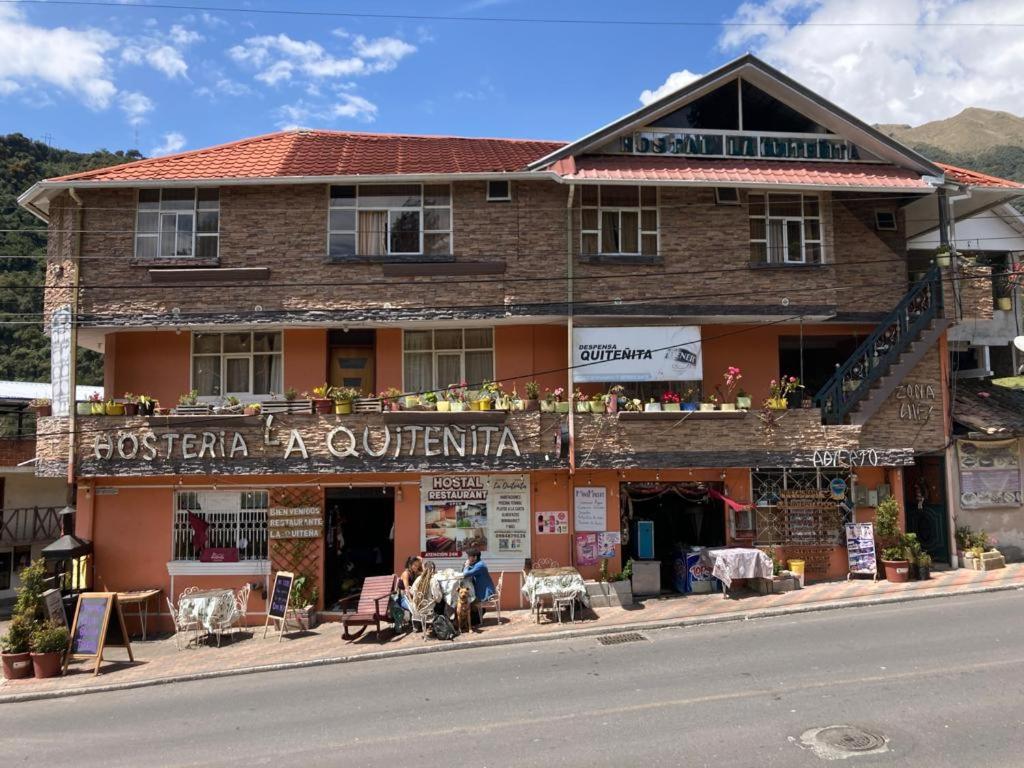 un edificio al lado de una calle en La Quiteñita Papallacta, en Papallacta