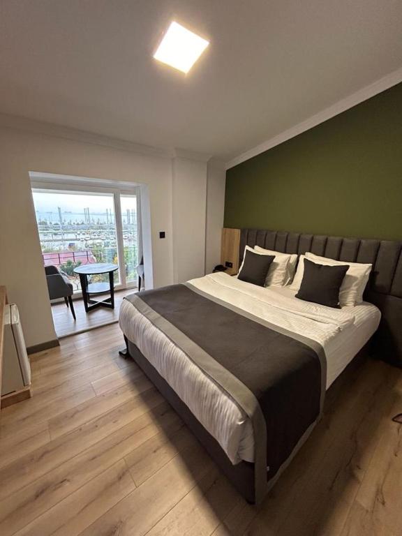 A bed or beds in a room at Pendik Marine Hotel