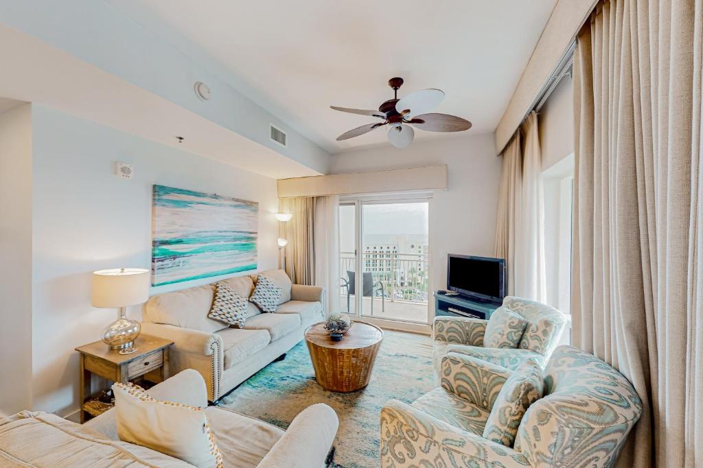 デスティンにあるLuau 6832のソファと椅子とテレビのあるリビングルーム