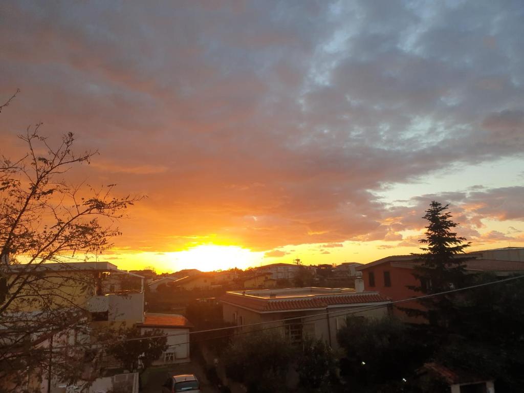 una puesta de sol sobre una ciudad con la puesta de sol en Gabry's, en Roma
