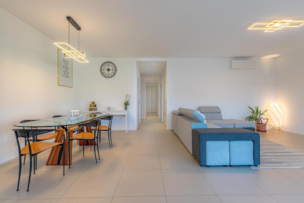 IMPERIAL of LUGANO 3 with a lake view behind the station and 10 min from the lake of Lugano - Resim 8