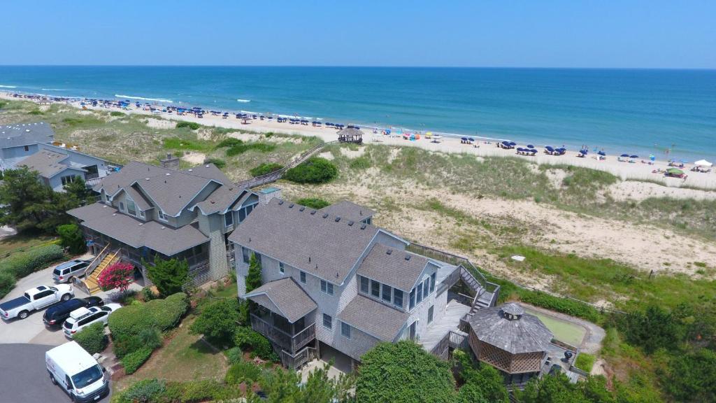 z góry widok na dom obok plaży w obiekcie OCEANFRONT, Ocean Views, Community Amenities, Close to Beach Access-704, Sea Forever w mieście Corolla