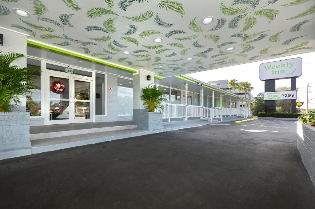 a building with a ceiling with leaves on it at Weekly Inn 