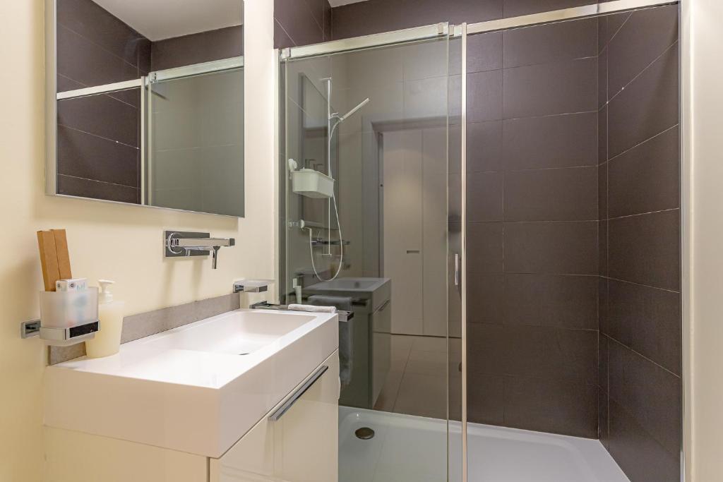 IMPERIAL of LUGANO 3 with a lake view behind the station and 10 min from the lake of Lugano - Resim 23