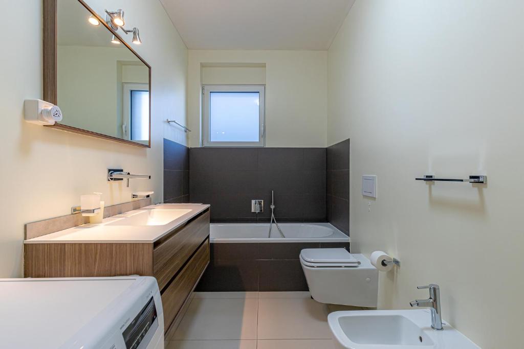 IMPERIAL of LUGANO 3 with a lake view behind the station and 10 min from the lake of Lugano - Resim 25