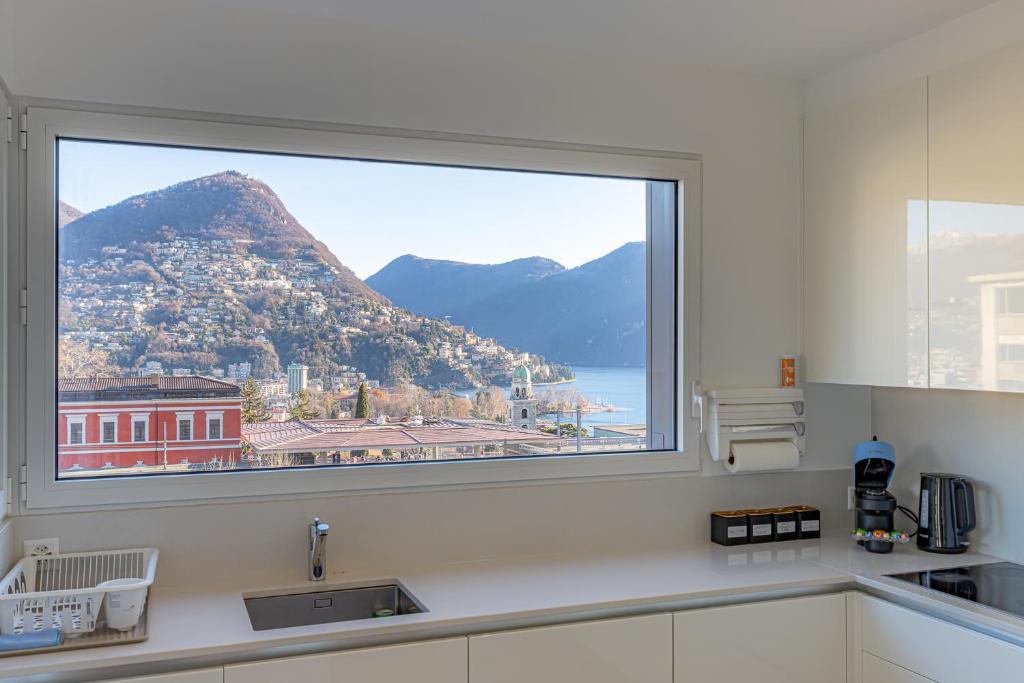 IMPERIAL of LUGANO 3 with a lake view behind the station and 10 min from the lake of Lugano - Resim 16