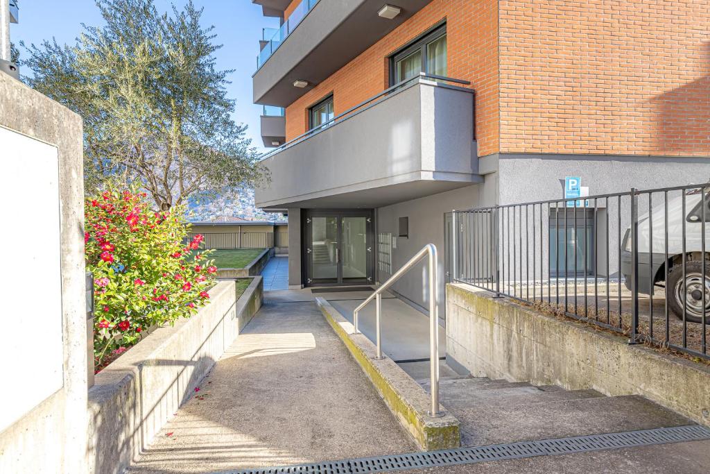 IMPERIAL of LUGANO 3 with a lake view behind the station and 10 min from the lake of Lugano - Resim 26