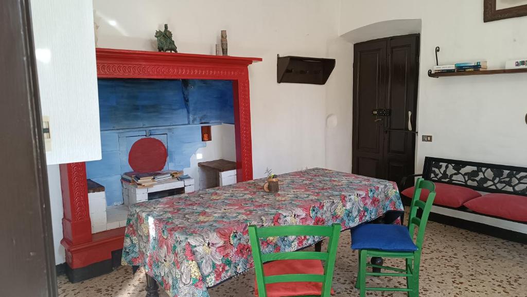 Habitación con mesa, sillas y cama en Viandante, en Lecco