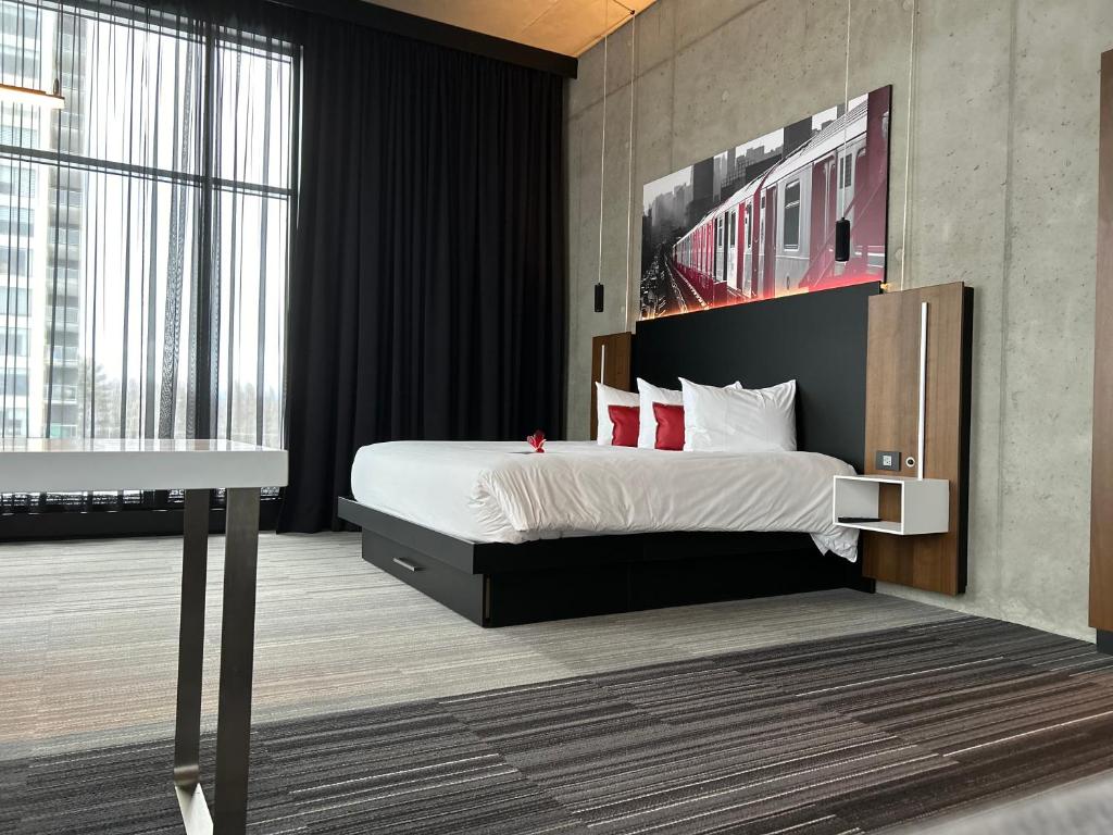 Een bed of bedden in een kamer bij Grand Hotel TiMES Blainville-Mirabel