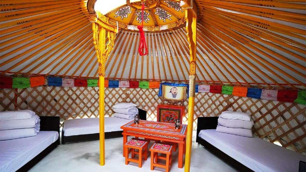 um quarto com duas camas e uma mesa numa tenda em mini mongolia campsite - Vacation STAY 42128v em Makito