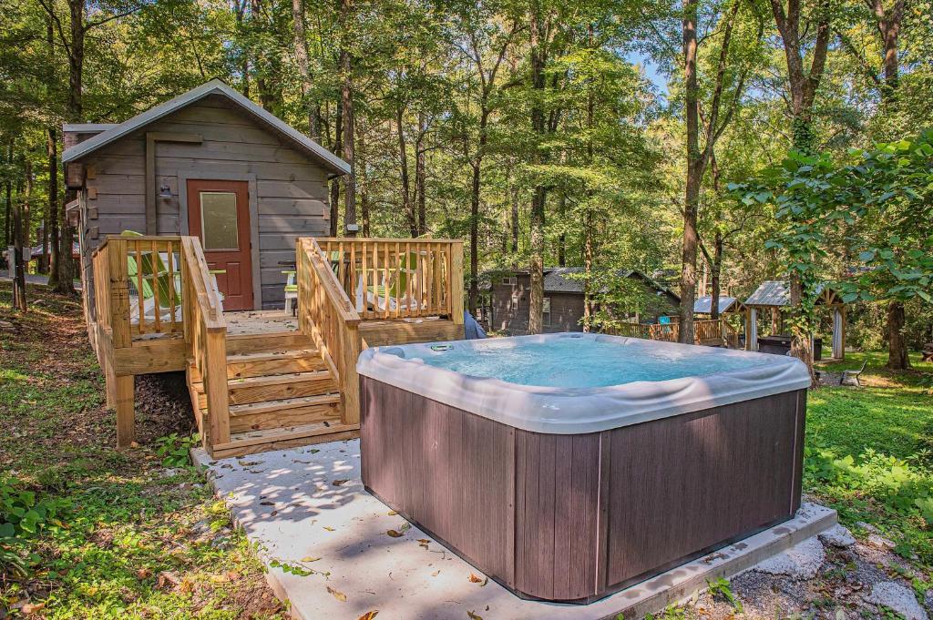 O grădină în afara Tiny Cabin Village Private Hot Tub Lynda Cabin