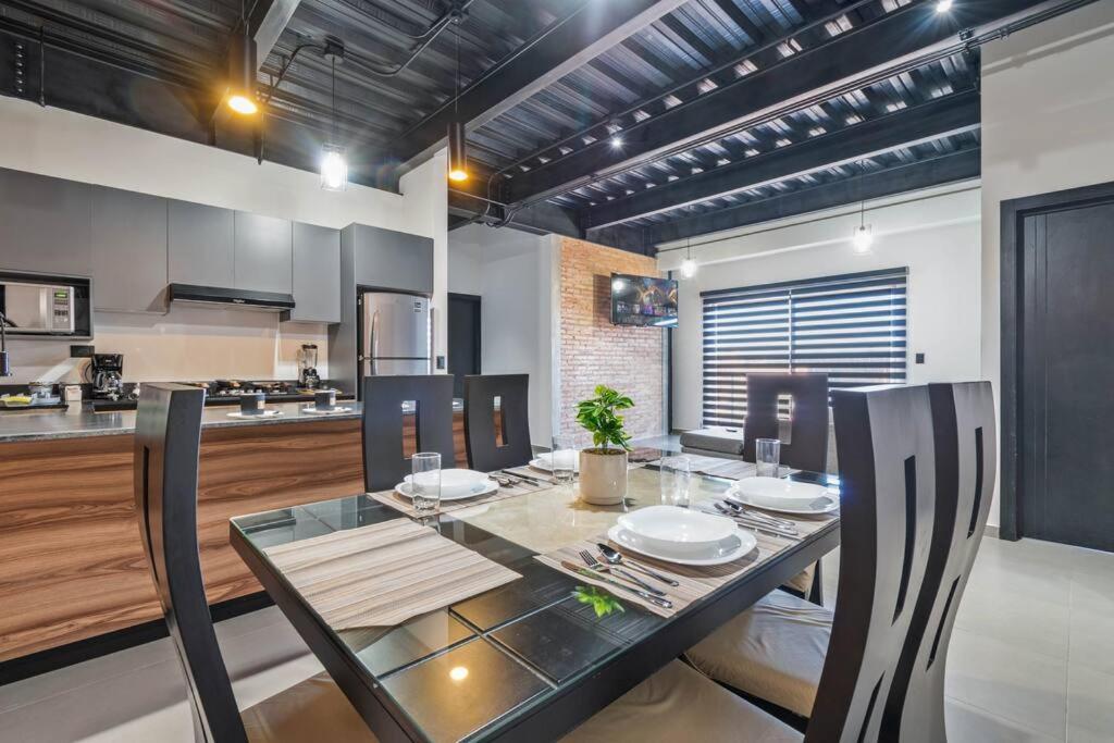 une salle à manger avec une table et une cuisine dans l'établissement Depa Industrial Moderno y Comodo, à Durango