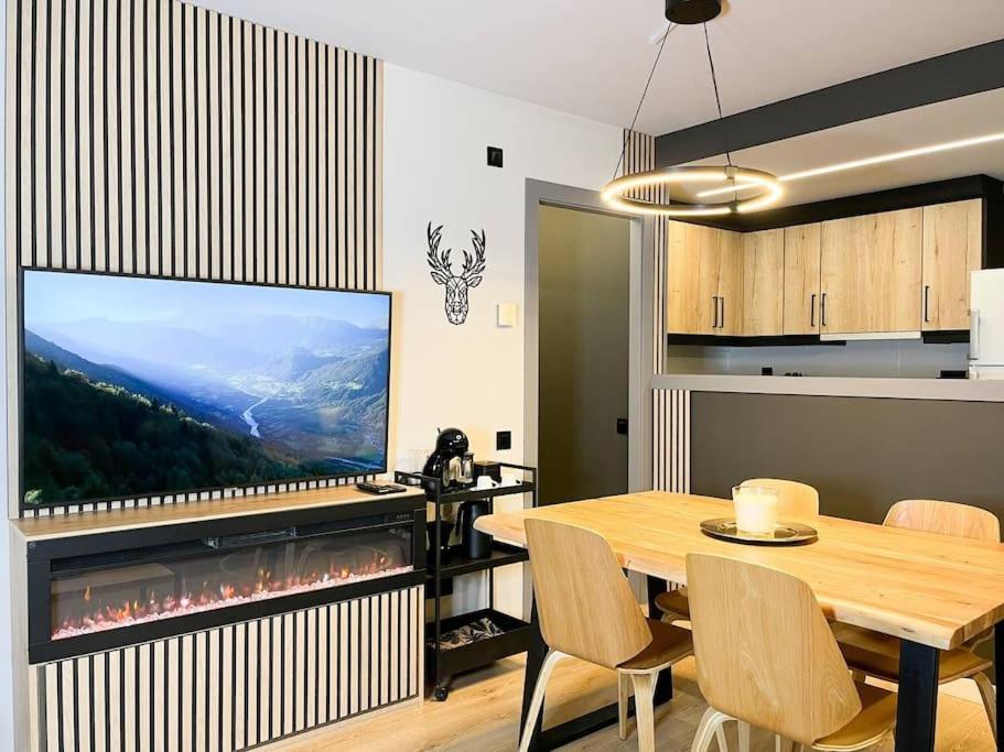 TV a/nebo společenská místnost v ubytování Luxe&Modern In Canillo, 1 Min Walk To Slopes l by BonesVacances