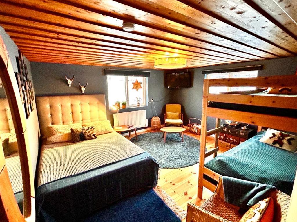 Camera con 1 Letto e 1 Letto a Castello di Mysigt rum med privatbadrum a Västra Fors