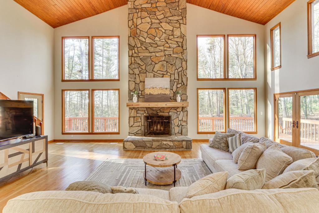 Zona de estar de Secluded Blue Ridge Retreat on 4 Acres!