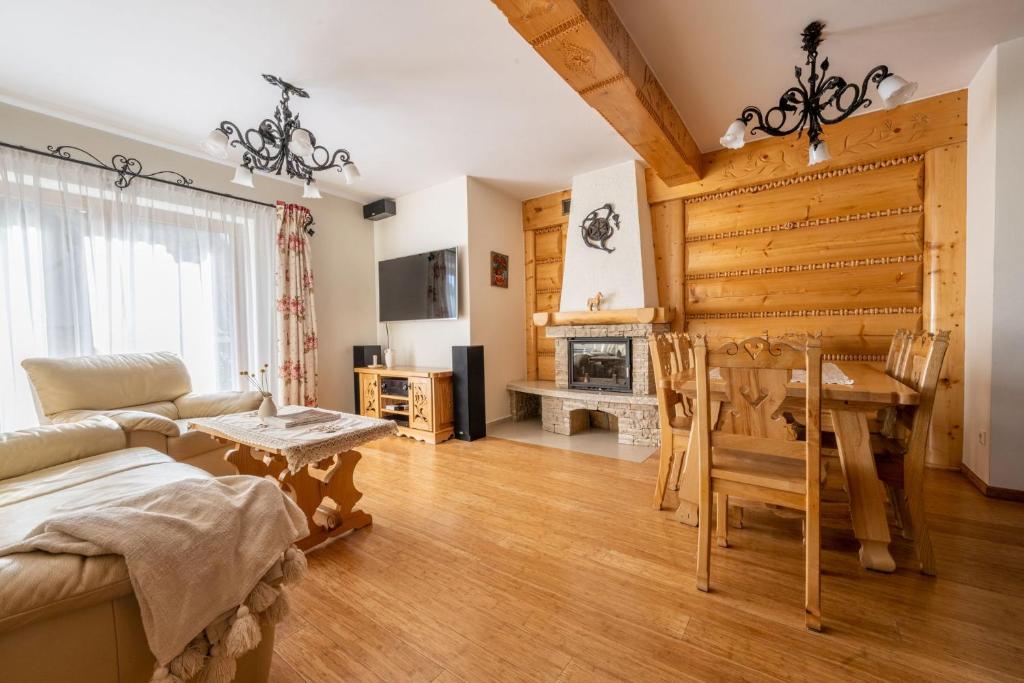 Televízia a/alebo spoločenská miestnosť v ubytovaní Lux-Apart Zakopane