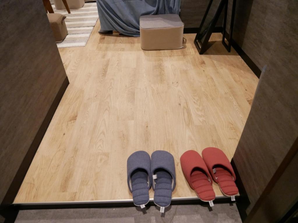 deux paires de chaussures sur une étagère dans une pièce dans l'établissement HOOD - Vacation STAY 48066v, à Amami