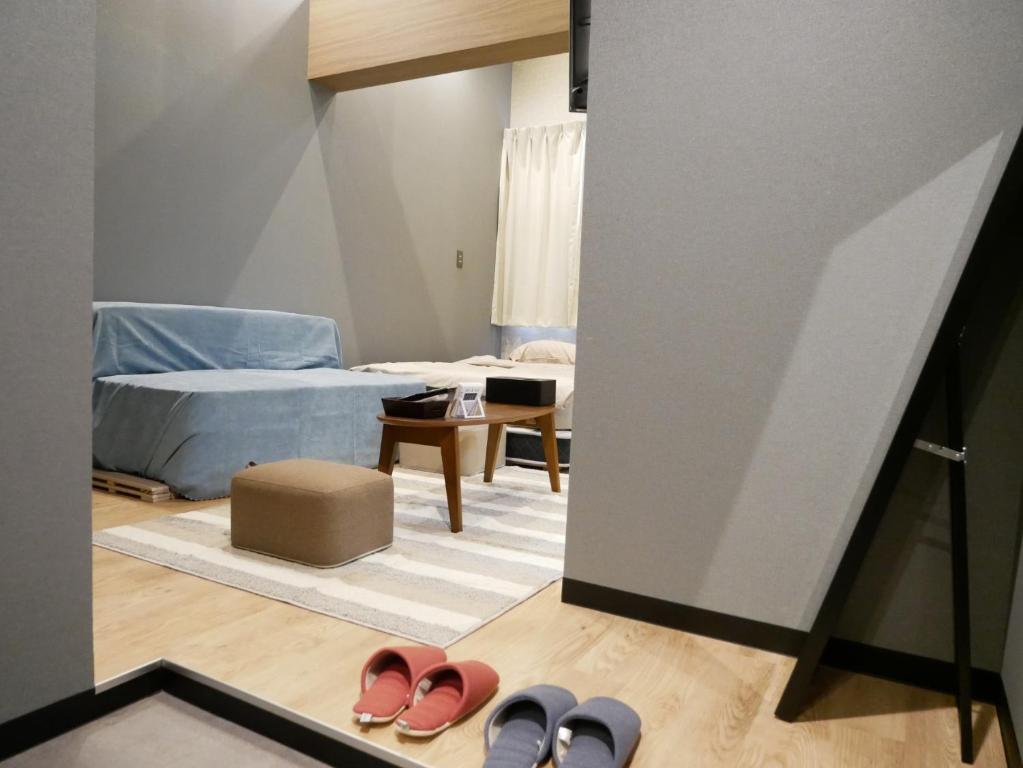 une chambre avec un lit et 2 paires de chaussures dans l'établissement HOOD - Vacation STAY 46469v, à Amami