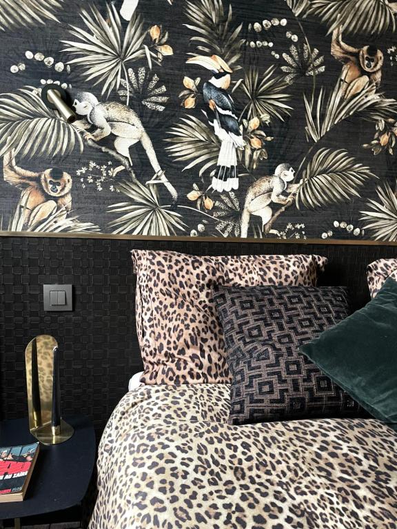 - une chambre dotée d'un lit avec un mur aux empreintes de guépard dans l'établissement Studio indépendant comme une suite d’hôtel, à Villers-Cotterêts