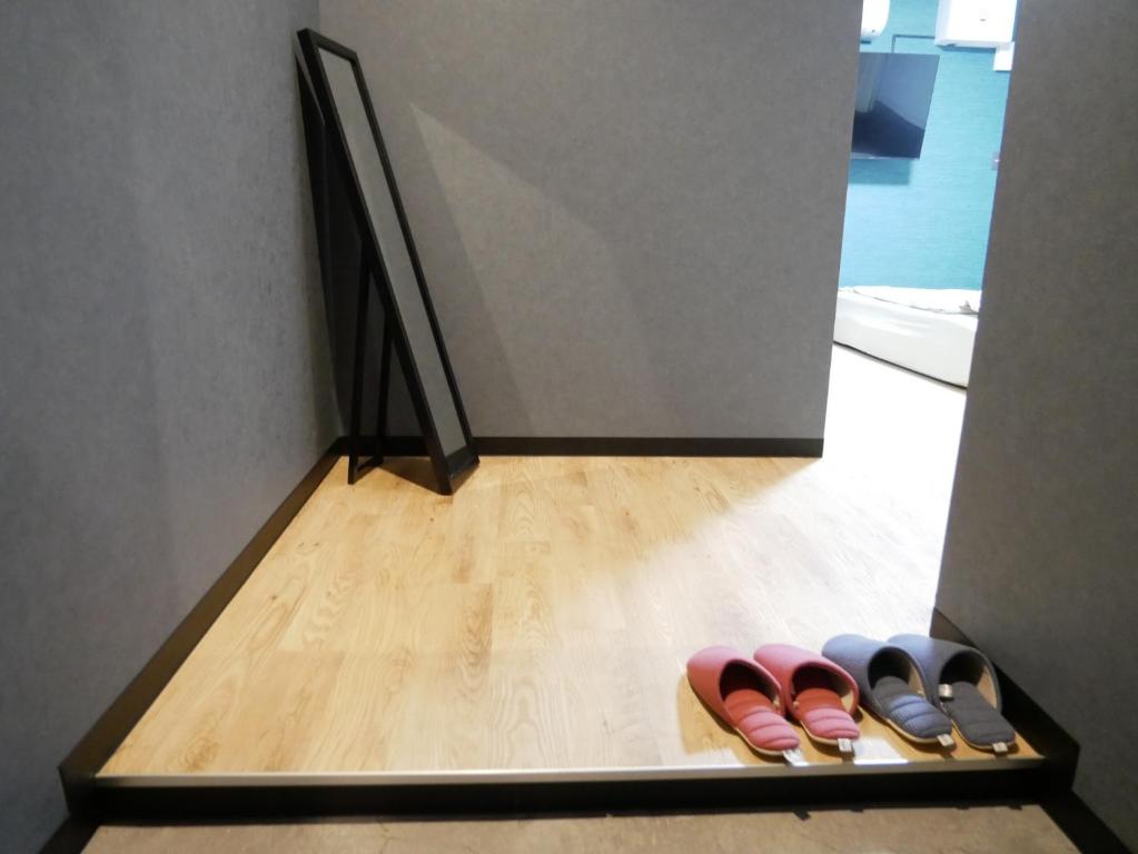 une rangée de paires de chaussures sur une étagère dans l'établissement HOOD - Vacation STAY 35938v, à Amami