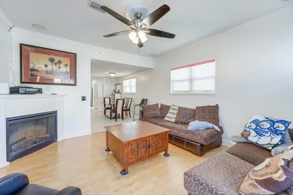 een woonkamer met een bank en een open haard bij Jacksonville Beach Townhome Steps to the Sand! in Jacksonville Beach