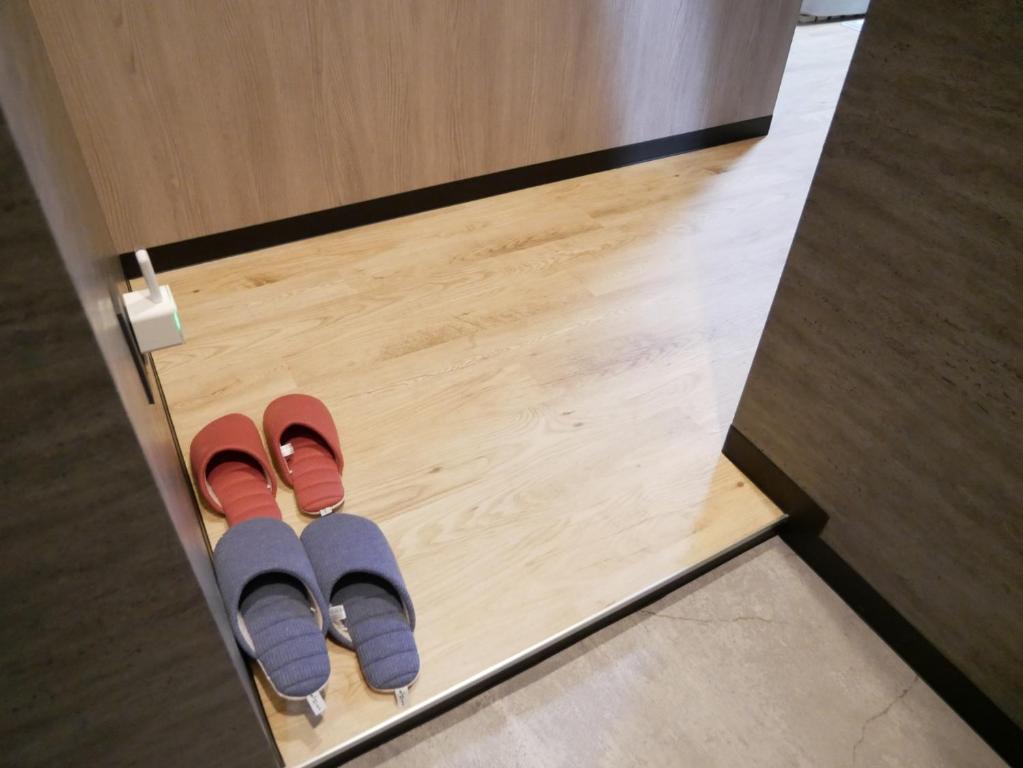 dois pares de chinelos numa porta em HOOD - Vacation STAY 46047v em Amami