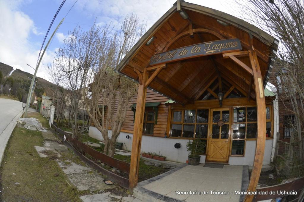 un edificio con un cartello sulla parte anteriore di Hostal de la Laguna a Ushuaia