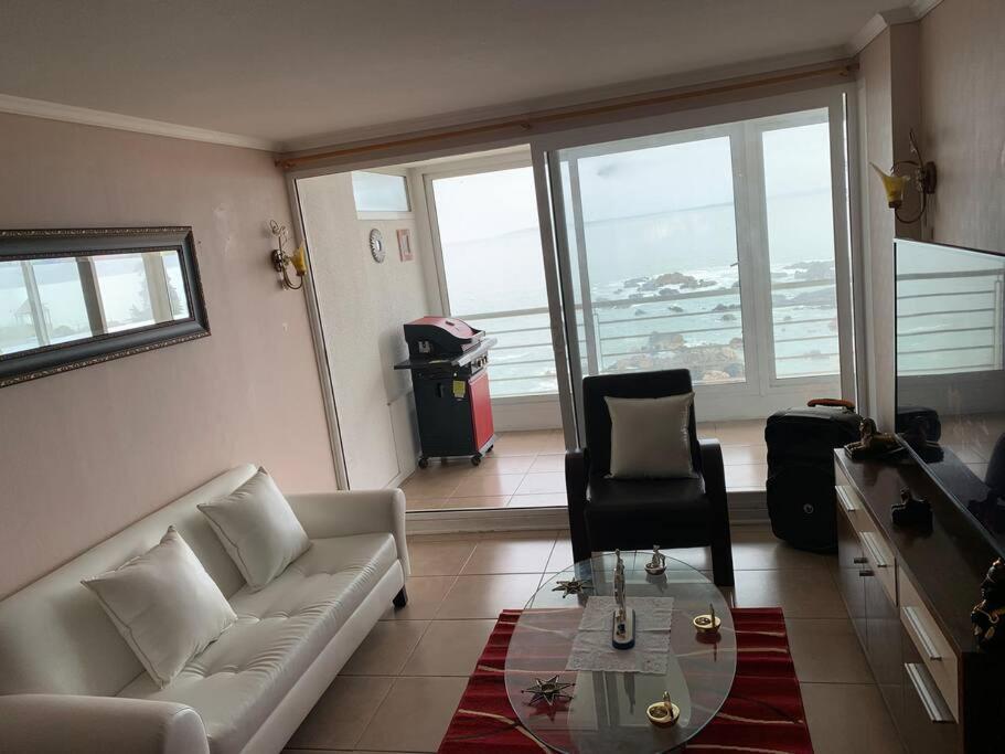 コンコンにあるDepartamento Vista al marのリビングルーム(ソファ、テーブル付)