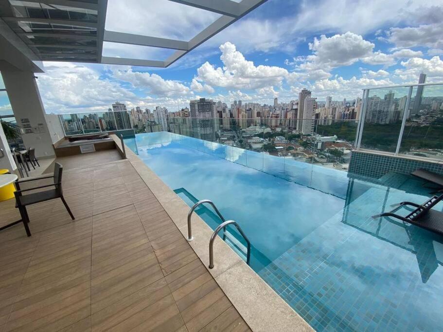 een groot zwembad met uitzicht op de stad bij Studio 520 - Loft no DNA SmartStyle in Goiânia