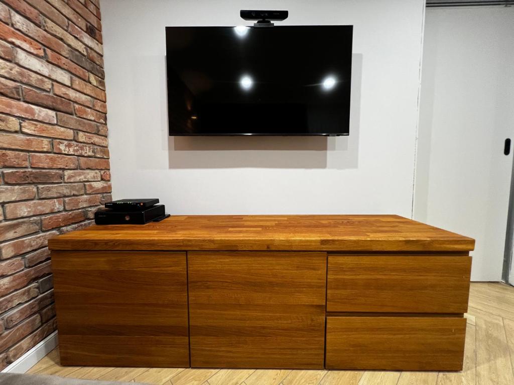 Televízia a/alebo spoločenská miestnosť v ubytovaní Kościelna Apartament