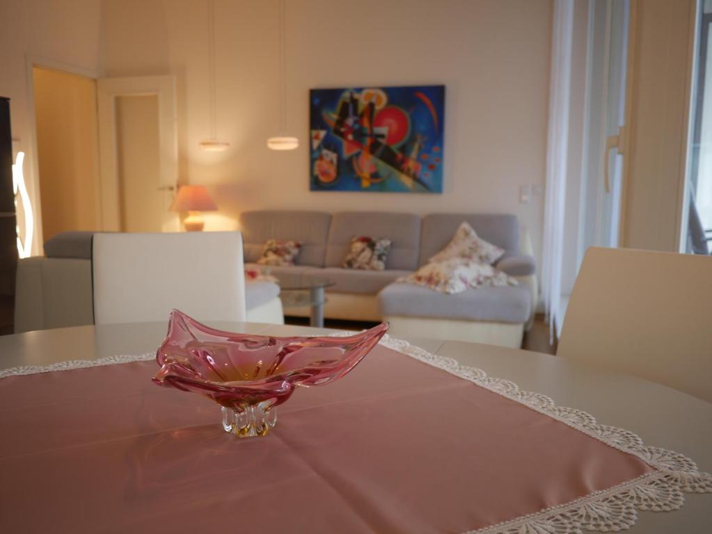 eine Glasschüssel auf einem Tisch im Wohnzimmer in der Unterkunft Luxus Suite an der Frauenkirche in Dresden
