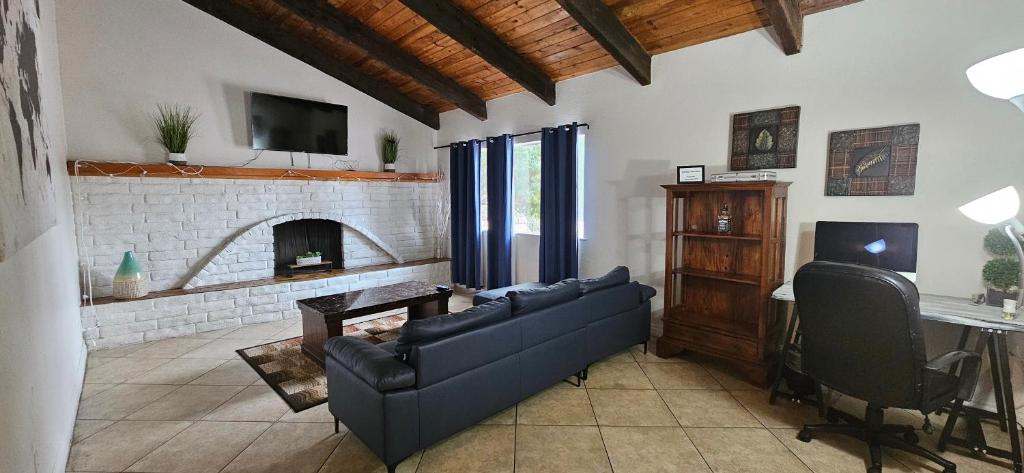 - un salon avec un canapé et une cheminée dans l'établissement Horse Ranch Home 5 room 2.5 bath, à Las Vegas