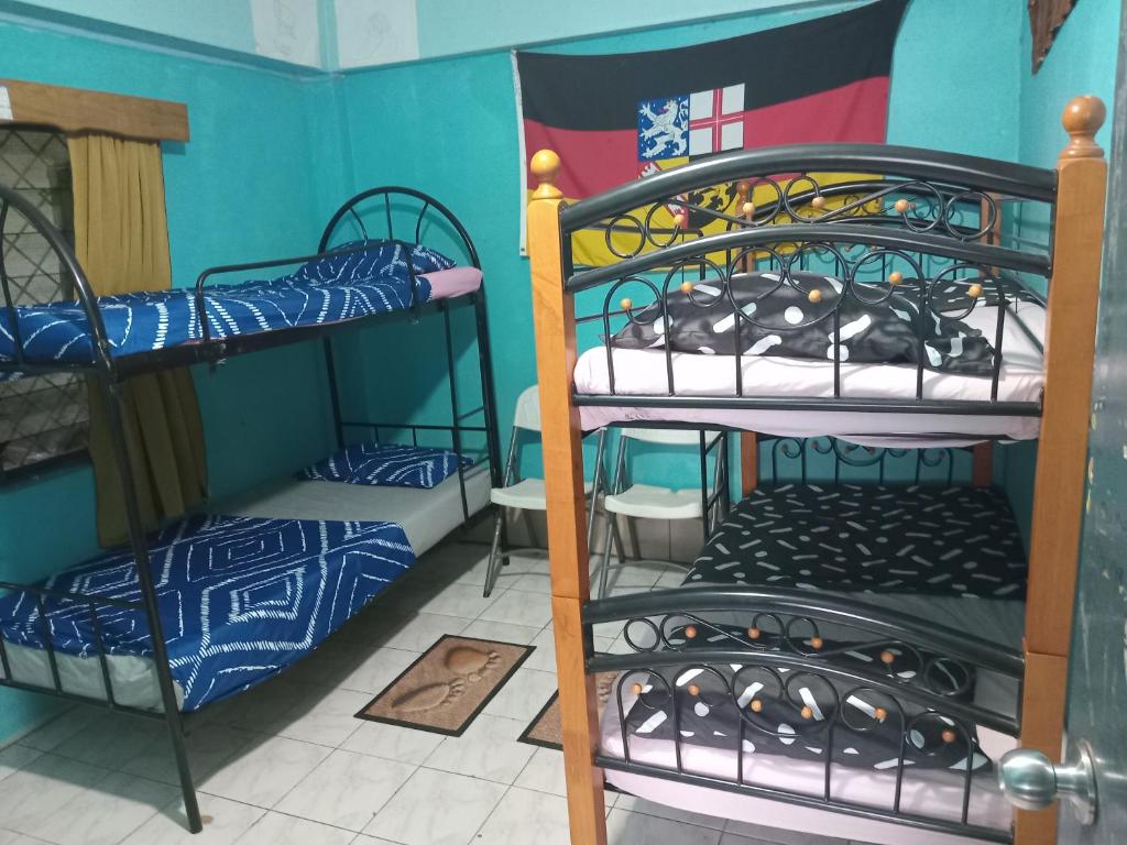 um quarto com três beliches num quarto em Save's Homestay em Nadi
