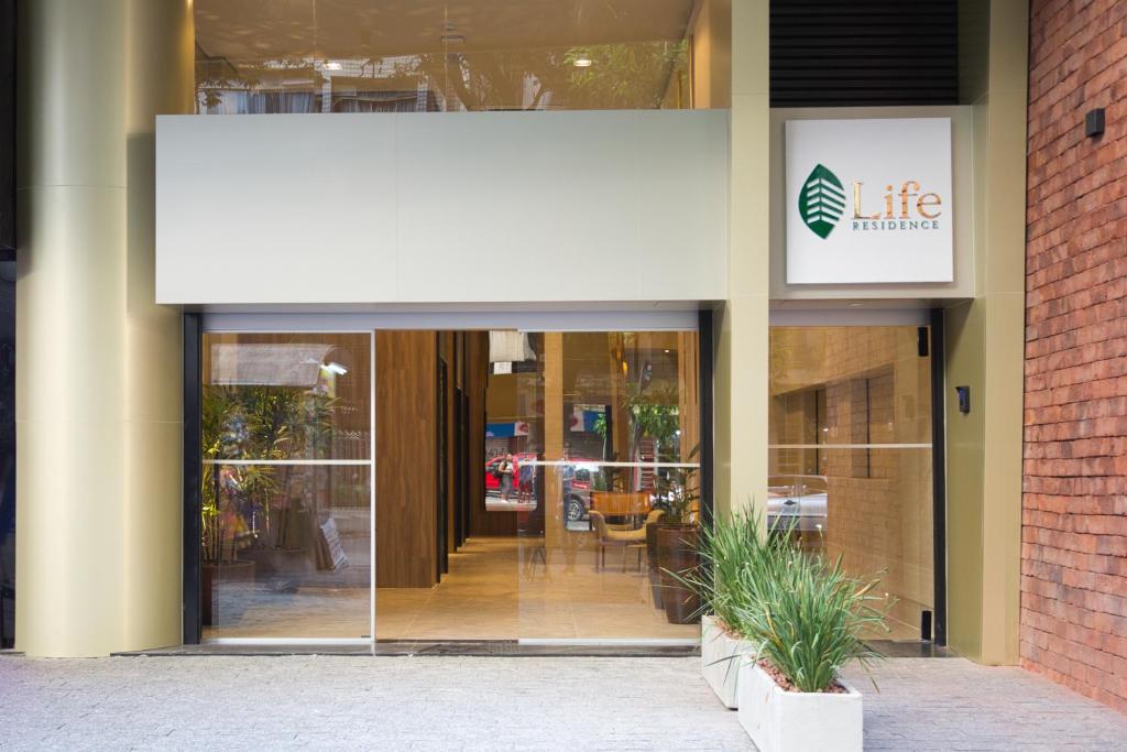 A fachada ou entrada em Life Residence