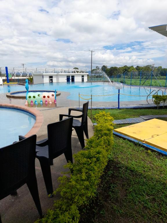 einen Wasserpark mit Bänken und einem Pool in der Unterkunft Lindos Apartamentos para Vacaciones in Montenegro