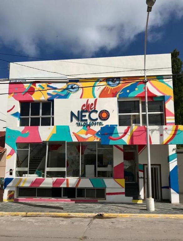 ein Gebäude mit einem farbenfrohen Wandgemälde an der Seite in der Unterkunft Che Neco in Necochea