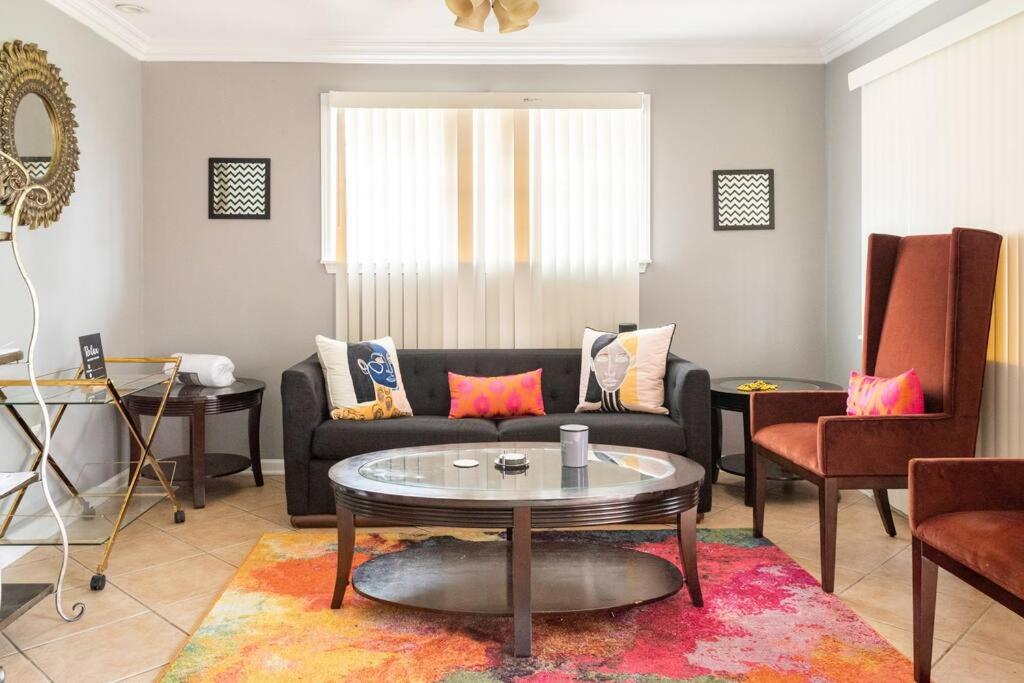 uma sala de estar com um sofá e uma mesa em Quiet Cozy 3bedroom home 10 minutes from Downtown em Nova Orleães