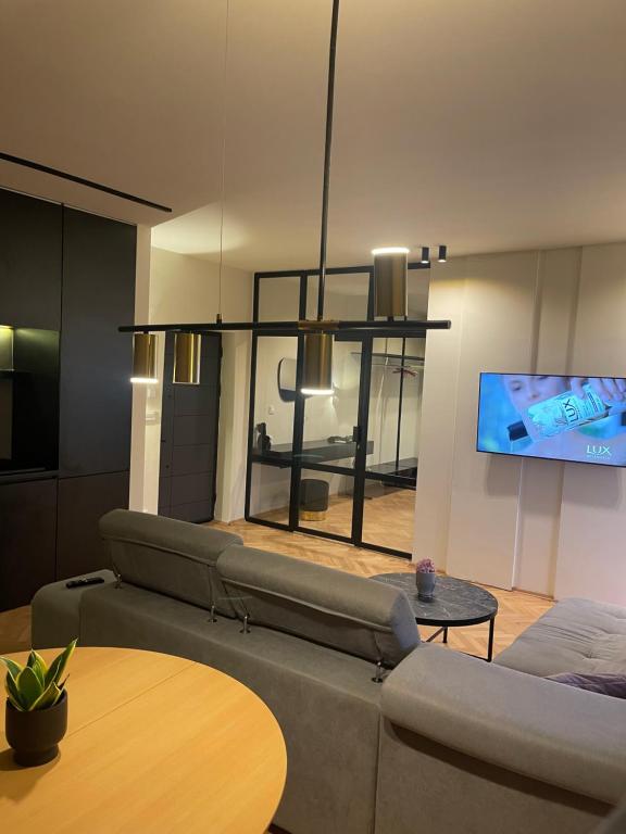 un soggiorno con divano e TV di Gray Apartments a Strumica
