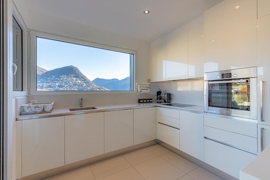 Kuchyň nebo kuchyňský kout v ubytování IMPERIAL of LUGANO 3 with a lake view behind the station and 10 min from the lake of Lugano