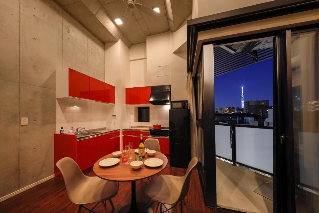uma cozinha com mesa e cadeiras e vista para a cidade em Kiyosumi SOHO4B, 5th floor, 6th floor - Vacation STAY 20597v em Tóquio