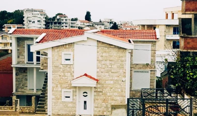 Το κτήριο όπου στεγάζεται  το διαμέρισμα