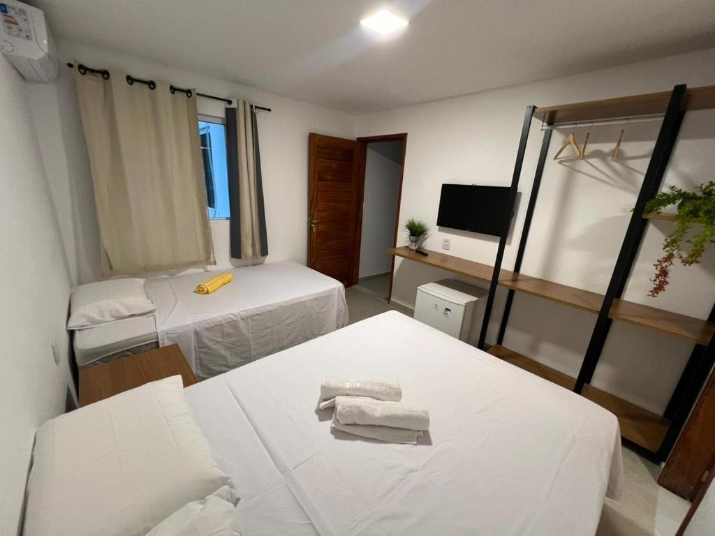 pokój z 2 łóżkami i stołem z ręcznikami w obiekcie Pousada Amoré em Porto de Galinhas, PE w mieście Porto de Galinhas