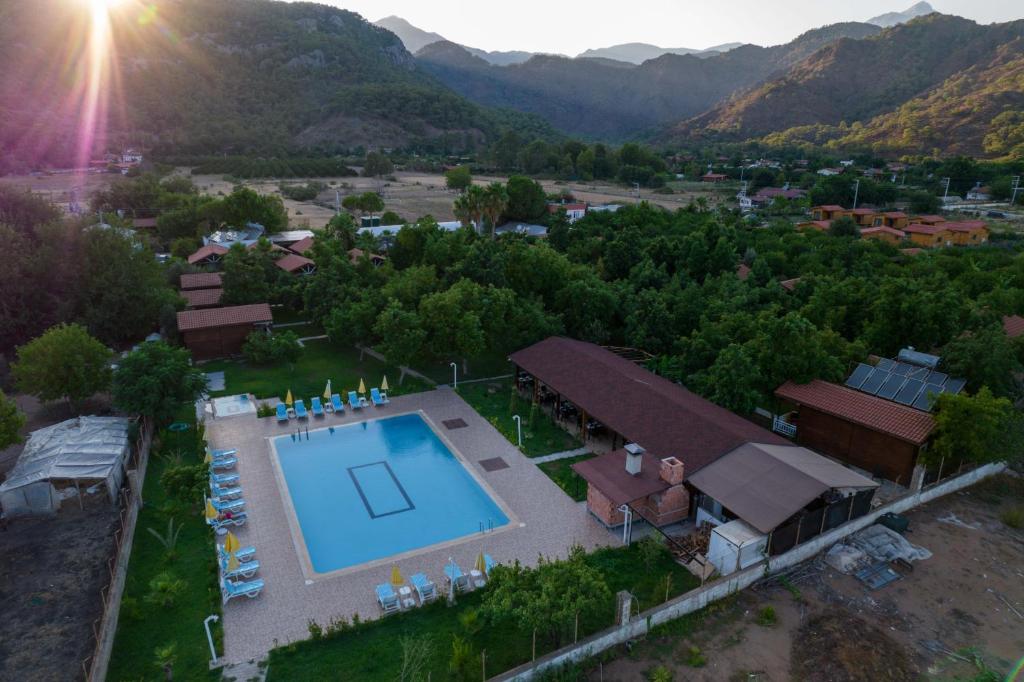 una vista aérea de una casa con piscina en Apella Hotel en Cıralı