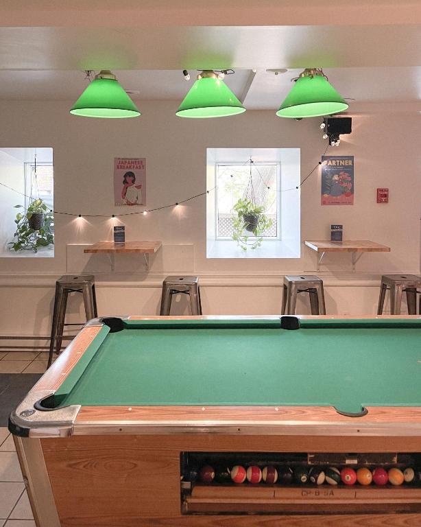 Biliár nebo kulečník v ubytování Auberge Saintlo Montréal Hostel