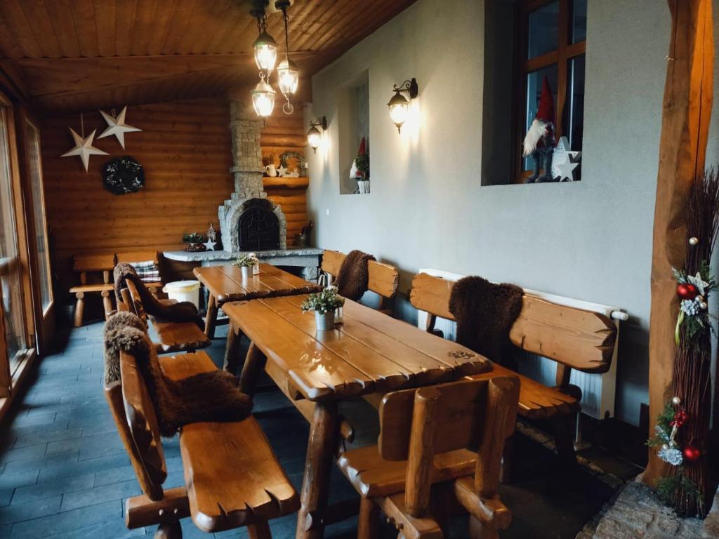 comedor con mesas y sillas de madera en Bocianówka z sauną i fotelem masującym w cenie, en Ustroń