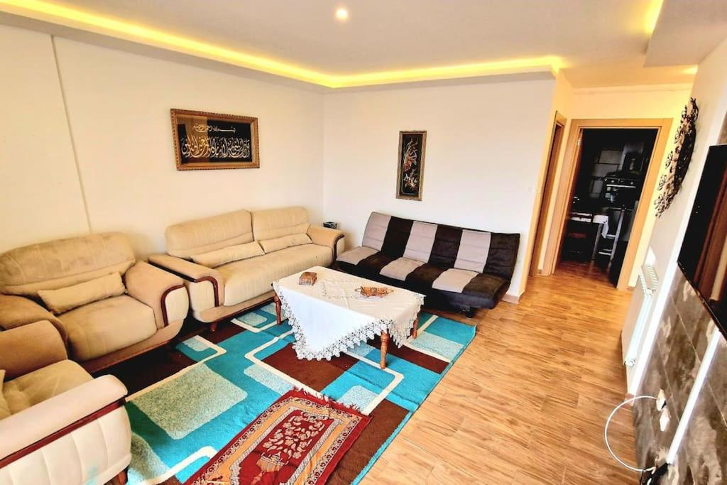 uma sala de estar com um sofá e uma mesa em F2 Haut-standing millenium em Bir el Djir