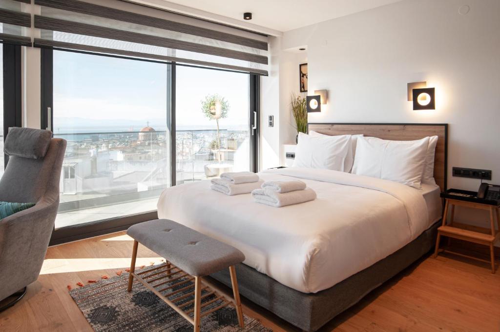 Postel nebo postele na pokoji v ubytování SIGMA Suites Hotel